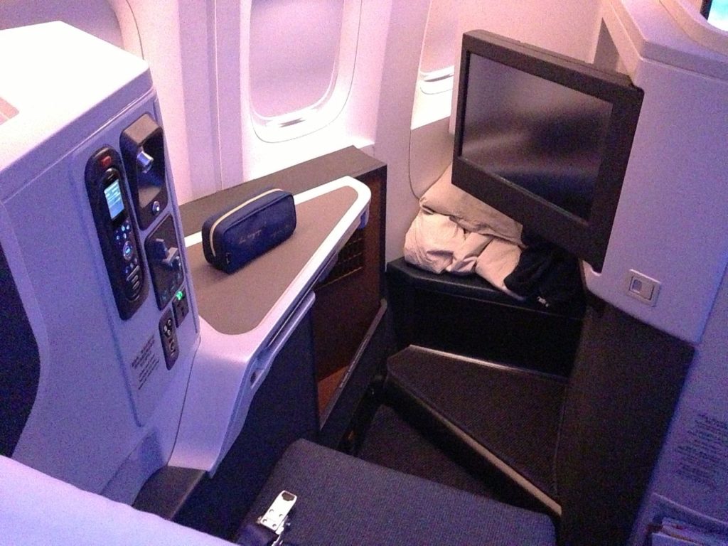 A business class seat onboard a Cathay Pacific B777-300ER. Courtesy of Sunnya343 on Wikimedia.